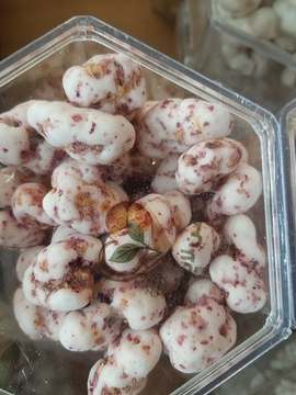 نقل ارومیه مغز گردو دار با طعم گل محمدی 